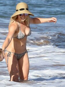 Hilary Duff Paparazzi Bikini Beach Set Leaked