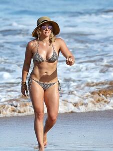 Hilary Duff Paparazzi Bikini Beach Set Leaked