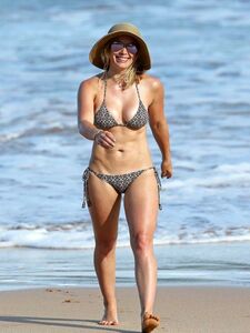Hilary Duff Paparazzi Bikini Beach Set Leaked