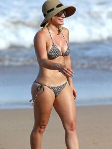 Hilary Duff Paparazzi Bikini Beach Set Leaked