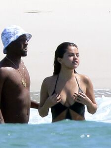Selena Gomez Sexy One-Piece Swimsuit Paparazzi Set Leaked