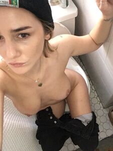 Super Cute Actress Addison Timlin Nude Leaks
